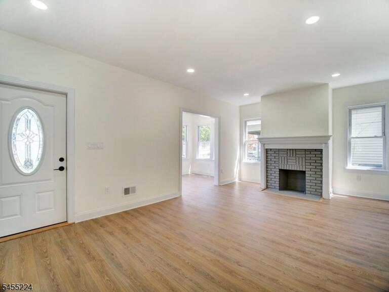 Property listing MLS 4048286 photo 3