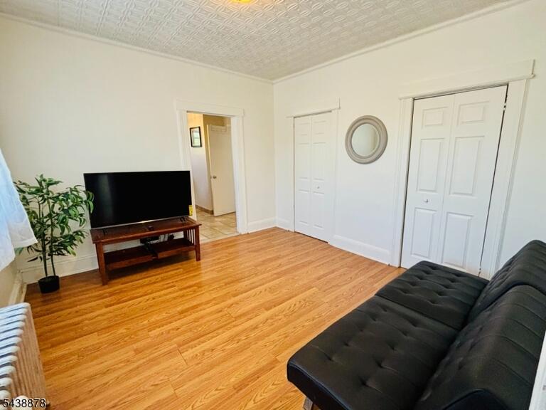 Property listing MLS 4048295 photo 2