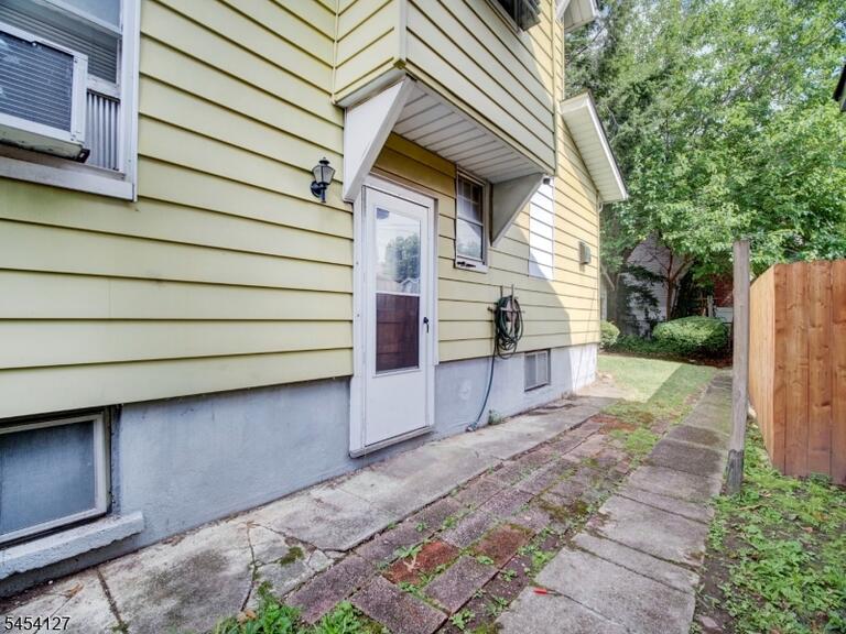 Property listing MLS 4048302 photo 3
