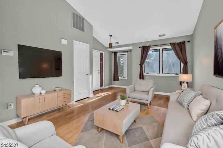 Property listing MLS 4048324 photo 3