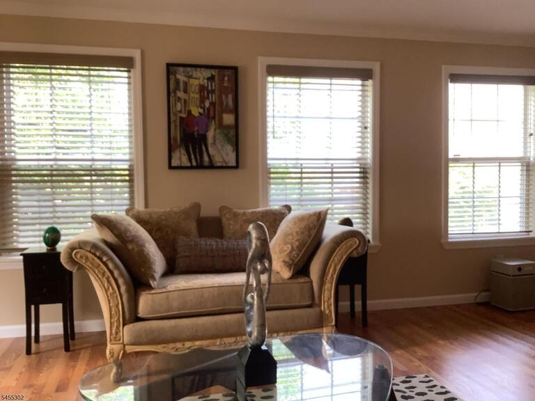Property listing MLS 4048325 photo 3