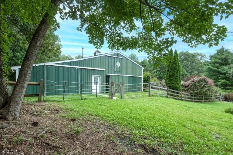 Property listing MLS 4048326 photo 2