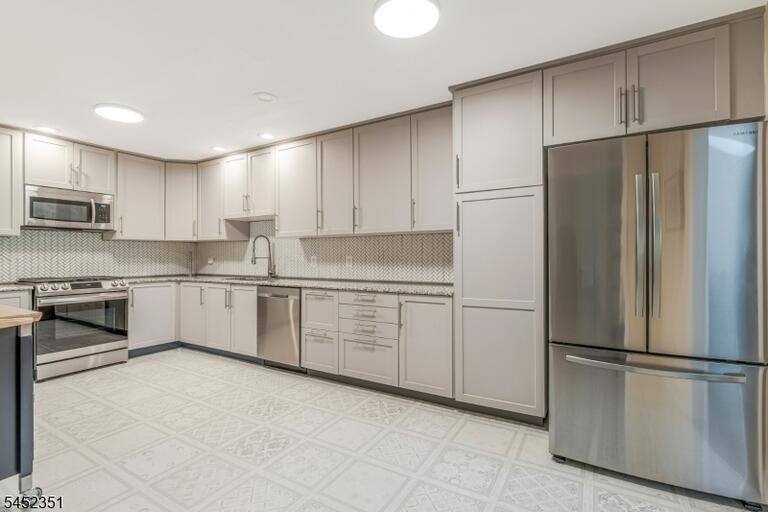 Property listing MLS 4048382 photo 4