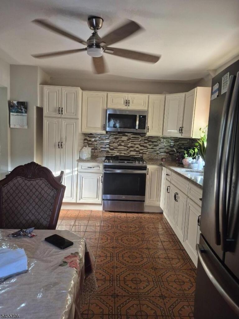 Property listing MLS 4048474 photo 3
