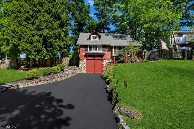 Property listing MLS 4048560 photo 2