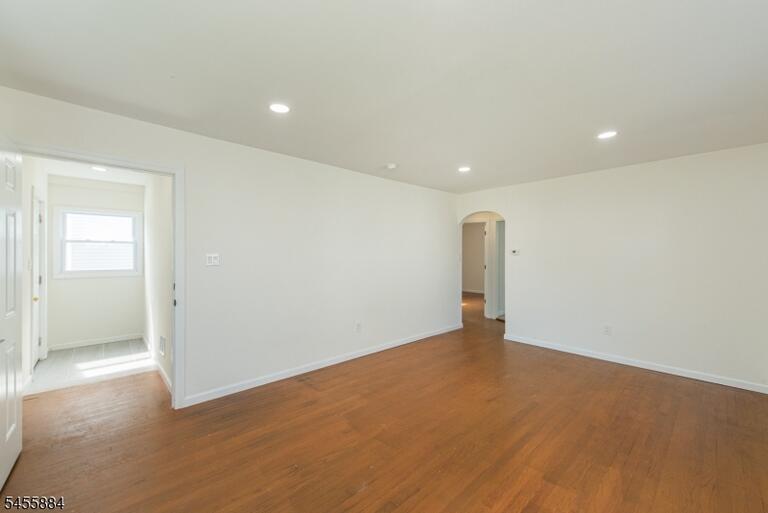 Property listing MLS 4048600 photo 3