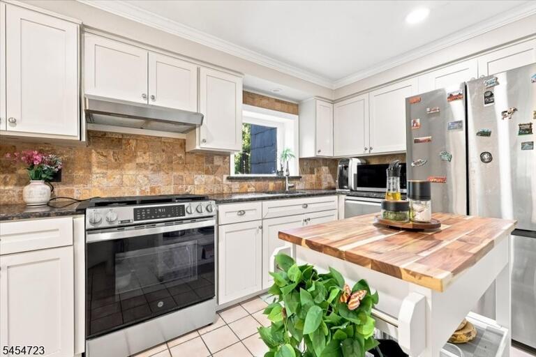 Property listing MLS 4048750 photo 3