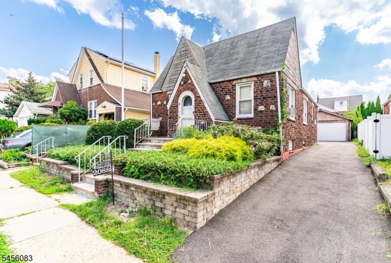 Property listing MLS 4048761 photo 2