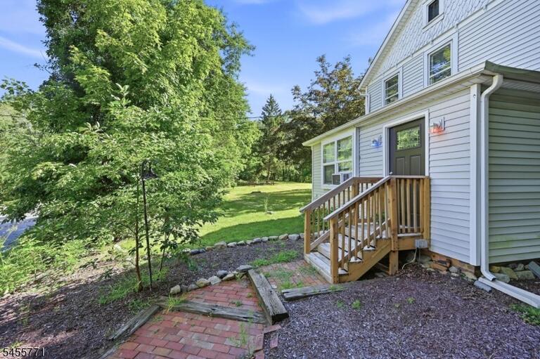 Property listing MLS 4048932 photo 2
