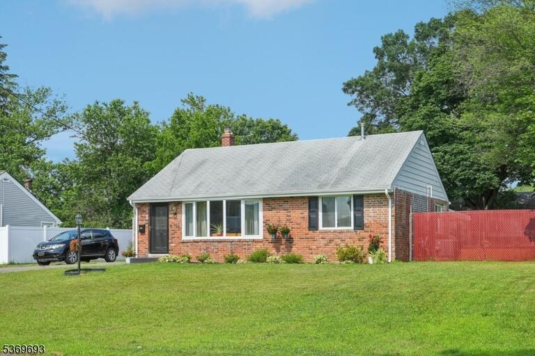 Property listing MLS 4049728 photo 2