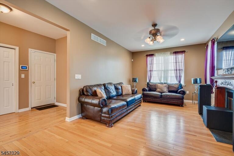 Property listing MLS 4049797 photo 9
