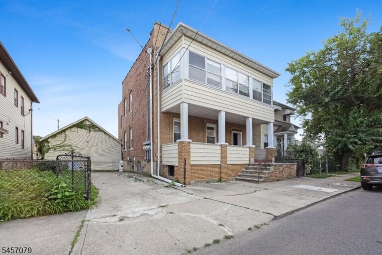 Property listing MLS 4050011 photo 1