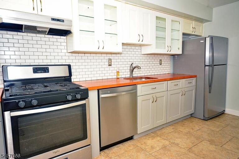 Property listing MLS 4050032 photo 2