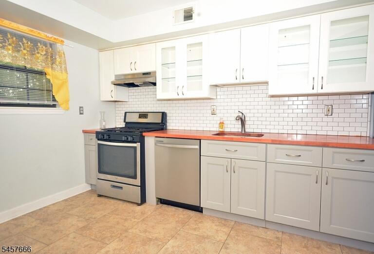 Property listing MLS 4050032 photo 4