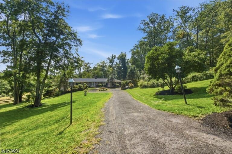 Property listing MLS 4050055 photo 3