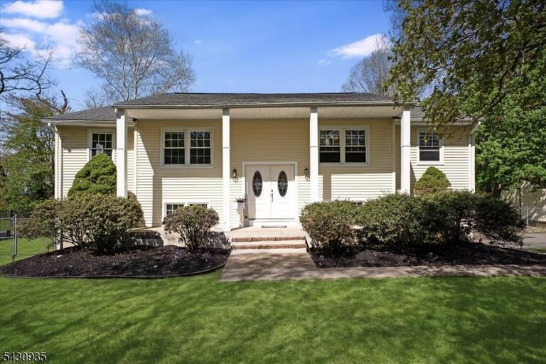 Property listing MLS 4050063 photo 1