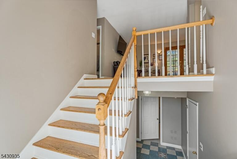 Property listing MLS 4050063 photo 2