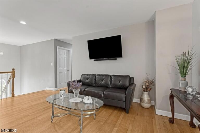 Property listing MLS 4050063 photo 5