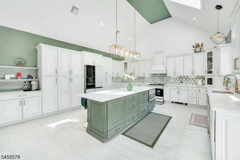 Property listing MLS 4050166 photo 4