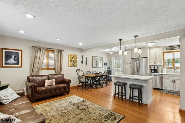 Property listing MLS 4050350 photo 4