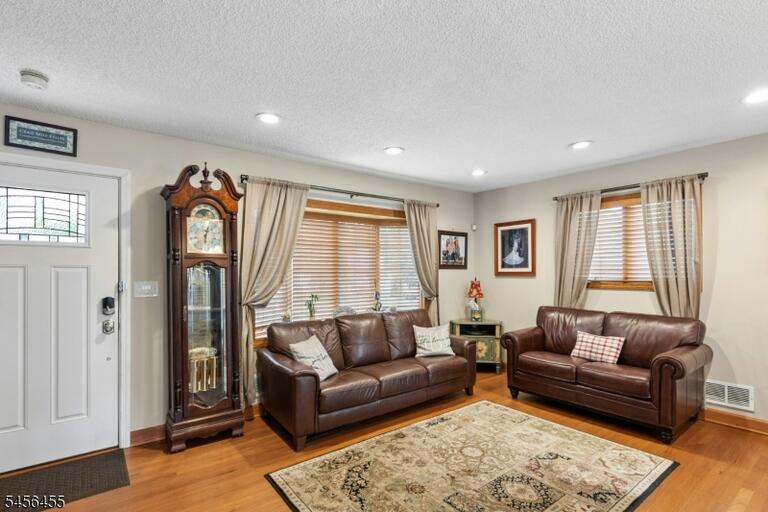 Property listing MLS 4050350 photo 5