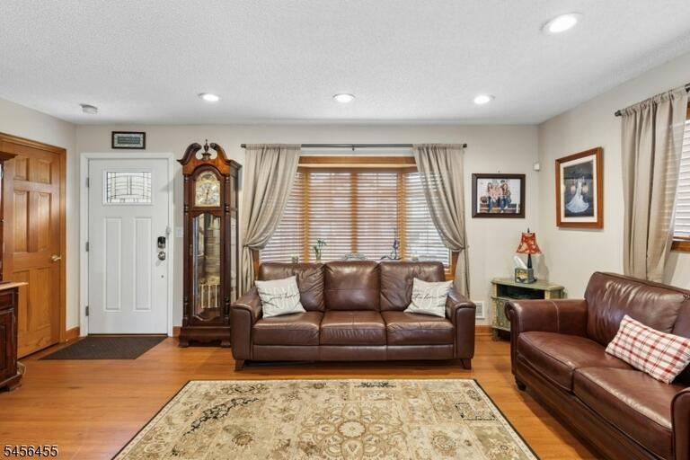 Property listing MLS 4050350 photo 6