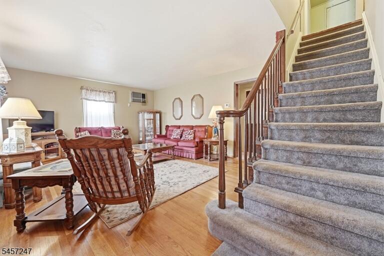 Property listing MLS 4050357 photo 3